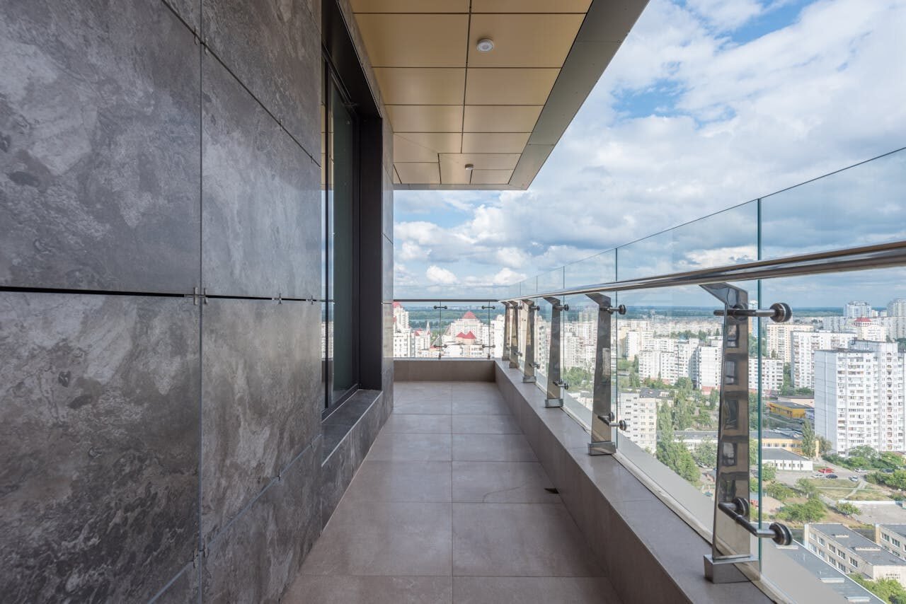 Aluminum and stainless steel glass railing